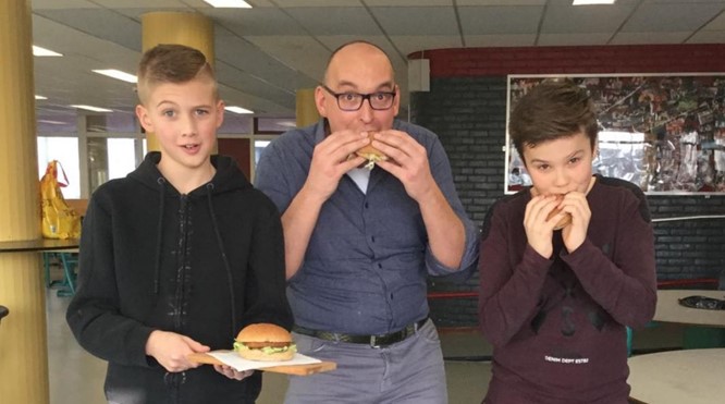 Leerlingen St Michael College bedenken ve-GO burger